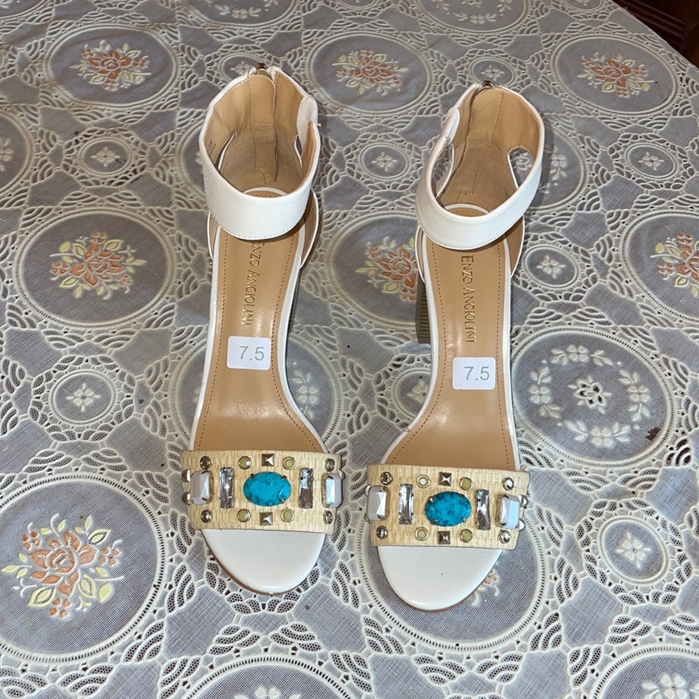 Nice pair of 7.5 casual heels for jean genie or who?